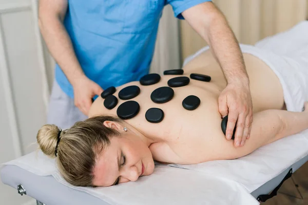 Hot Stone Massagetherapie Für Eine Dicke Frau Männliche Meister — Stockfoto