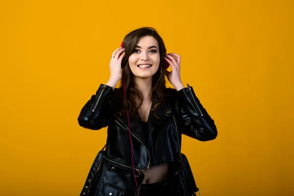 Ung Kvinna Med Hörlurar Lyssna Musik Och Känna Sig Lycklig — Stockfoto