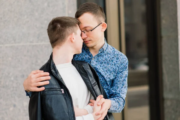 Mladý Gayové Pár Usměvavý Šťastný Objímání Město — Stock fotografie
