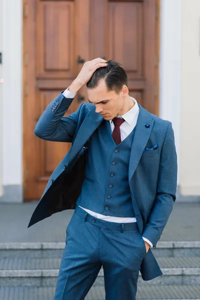 Retrato Joven Atractivo Hombre Negocios Fondo Urbano Con Traje Corbata —  Fotos de Stock