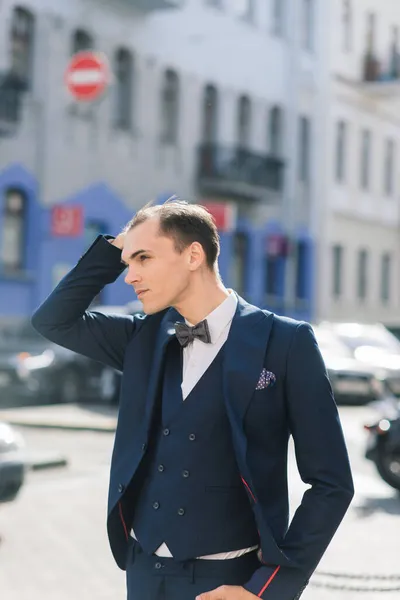 Retrato Jovem Empresário Atraente Fundo Urbano Vestindo Terno Uma Gravata — Fotografia de Stock