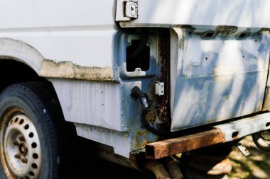 Minsk, Belarus - 05.09.2021. Eski paslı araba tekerleği. Çatlak lastikler ve paslı jant kapakları..