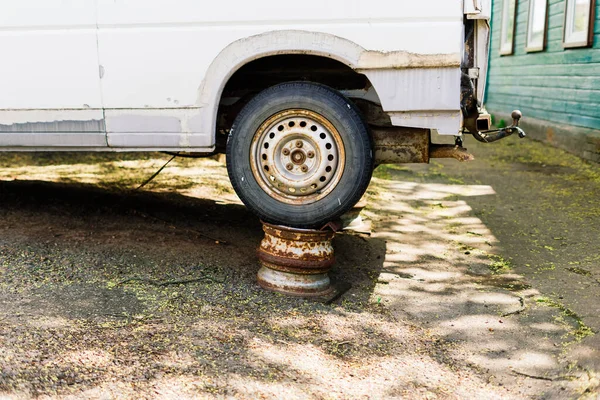 ブラチスラバ スロバキア 2021 古い錆びた車のホイール クラックされたタイヤと錆びたハブキャップ — ストック写真