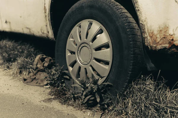 Bratislava Slovakia 2021 Old Rusty Car Wheel Cracked Tires Rusted — Fotografia de Stock