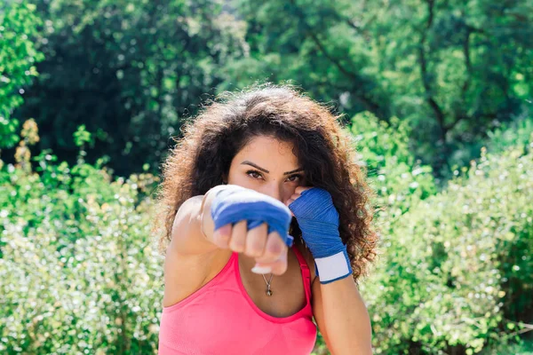 Photo Strong Fitness Woman Boxer Gloves Posing Outdoors — Stock Photo, Image