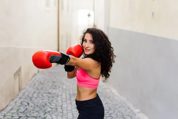 Photo Strong Fitness Woman Boxer Gloves Posing Outdoors — Stock Photo, Image