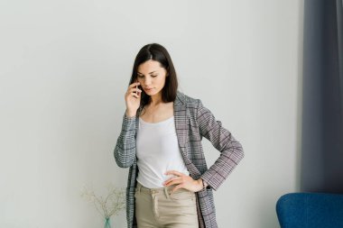 Akıllı telefon tutan kadın eli görüntüsü. Evde cep telefonu olan bir kadın. Seçici odak