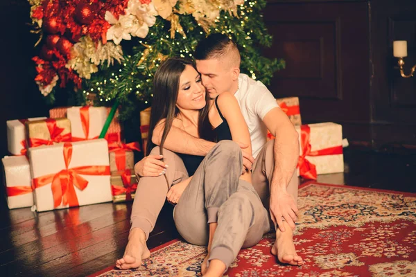 一对可爱的夫妇在圣诞节期间在室内的画像 — 图库照片