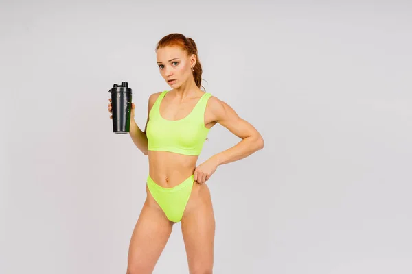 Junge Frau Zeigt Wasserflasche Ein Isoliertes Studioporträt Des Weiblichen Modells — Stockfoto