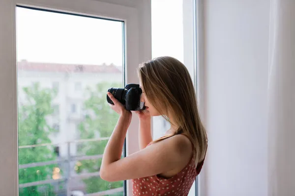 Fotógrafa Independiente Con Cámara Casa Editando Fotos Ordenador — Foto de Stock