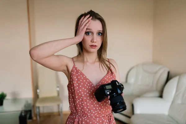 Freelance Fotograaf Vrouw Met Camera Kantoor Aan Huis Bewerken Van — Stockfoto