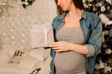 Hamile kadın ve Noel ağacı, bir stüdyo, hediyeler.