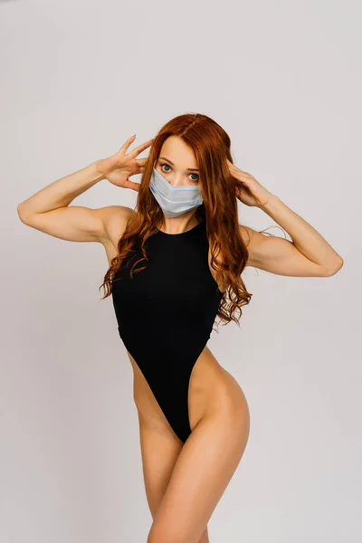 Starke Fitness Sportlerin Sportbekleidung Mit Steriler Maske Workout Motivation Lifestylekonzept — Stockfoto