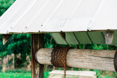 Köydeki eski su kuyusu, terk edilmiş bir yer.