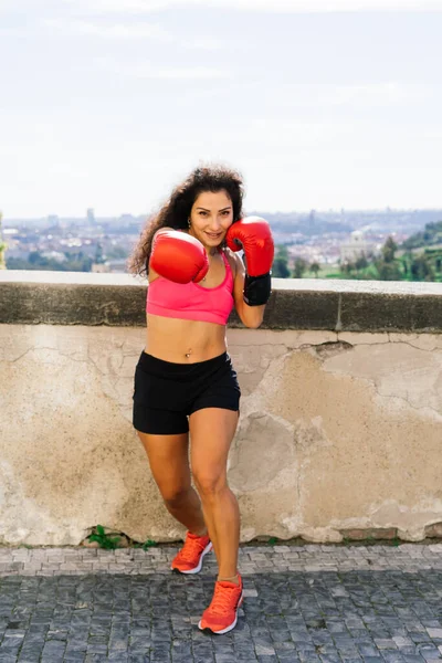 Photo Strong Fitness Woman Boxer Gloves Posing Outdoors — Stock Photo, Image