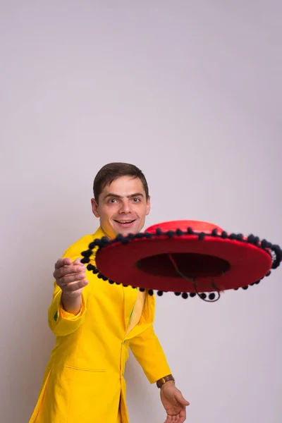 Portrét Šťastného Sebevědomého Podnikatele Žlutém Obleku Kravatě Izolovaný Bílém Pozadí — Stock fotografie