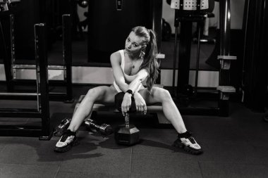 Çekici fitness kadını, eğitimli kadın vücudu, beyaz modelin yaşam tarzı portresi.