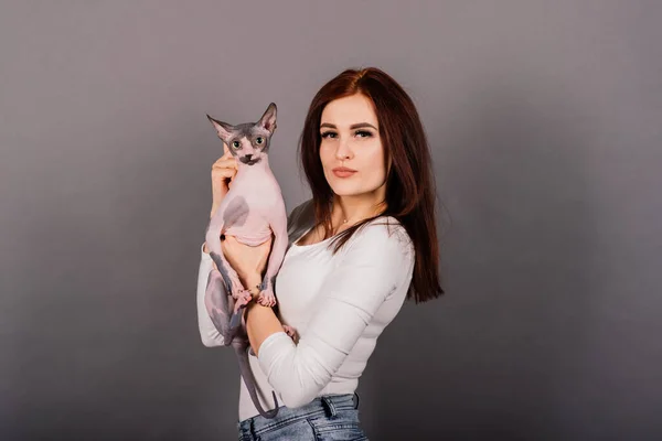 Mujer Joven Con Gato Esfinge Canadiense Estudio Fondo Gris —  Fotos de Stock
