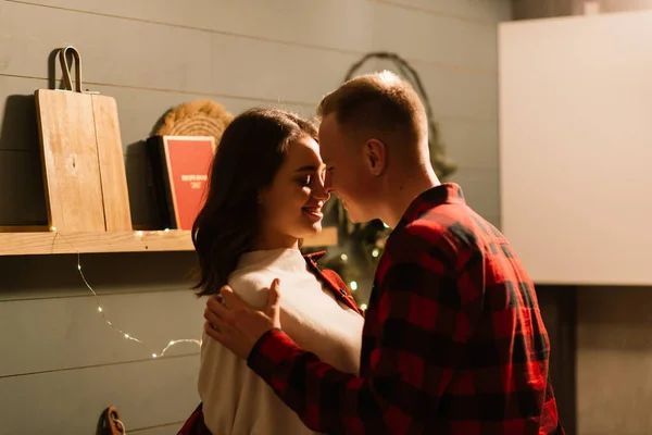 Jovem Beijando Linda Namorada Sentindo Felicidade Celebrar Férias Inverno Juntos — Fotografia de Stock