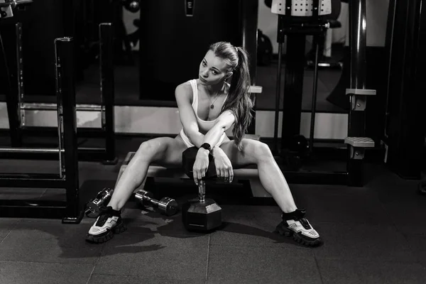 Çekici Fitness Kadını Eğitimli Kadın Vücudu Beyaz Modelin Yaşam Tarzı — Stok fotoğraf