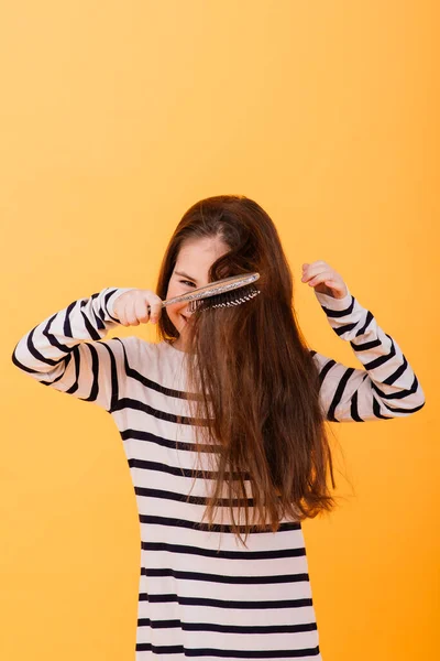 Kel Saç Dökülme Sorunu Olan Genç Bir Kızın Portresi Tedirgin — Stok fotoğraf