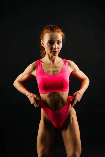 スタジオの女性 美しいフィットネススポーツ女性の体は下着にあります — ストック写真