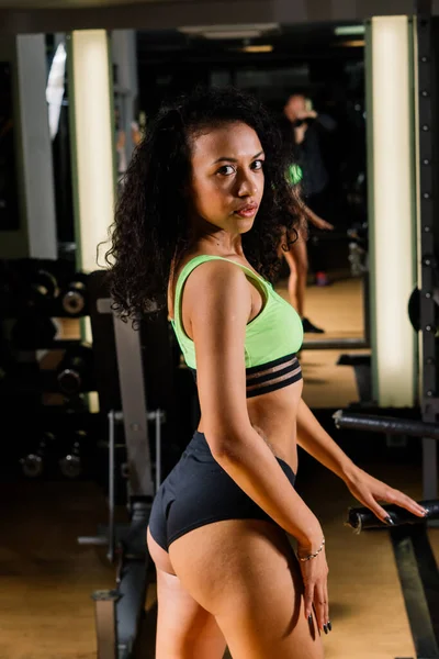 Belle Jeune Femme Faisant Exercice Souriant Salle Gym Avec Des — Photo