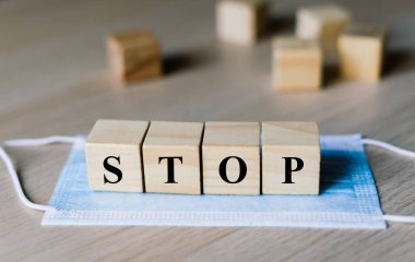 Ahşap bloklu mavi cerrahi yüz maskesi. Coronavirus. Sağlık ve Tıp Konsepti.