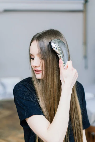 Menina Tocando Seu Cabelo Sorrindo Enquanto Posando Interior Olhando Espelho — Fotografia de Stock