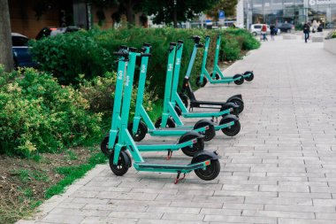 Bratislava, Slovakya - 10.29.2021. Halka açık elektrik kickboard 'u, sokakta scooter' ların park yeri.