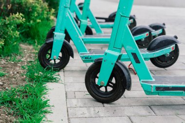 Bratislava, Slovakya - 10.29.2021. Halka açık elektrik kickboard 'u, sokakta scooter' ların park yeri.