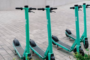 Bratislava, Slovakya - 10.29.2021. Halka açık elektrik kickboard 'u, sokakta scooter' ların park yeri.