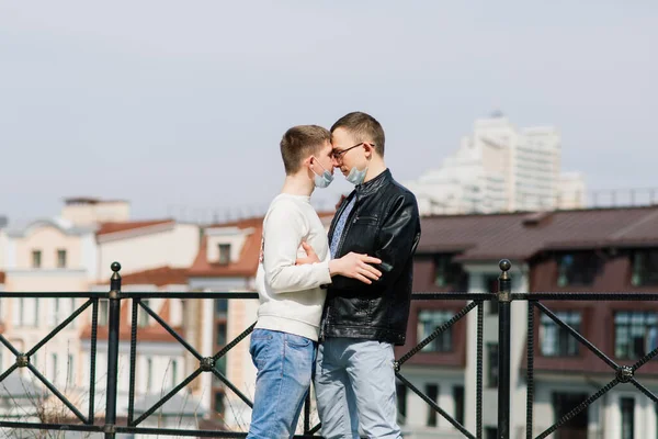 Giovane Gay Coppia Indossando Medico Maschera Abbracciare Città — Foto Stock