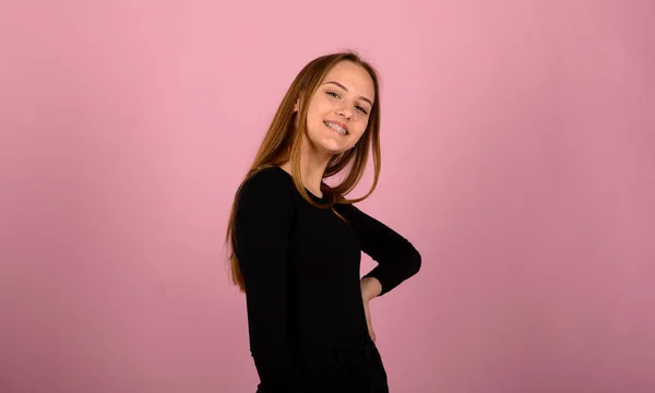 Glück Und Mimik Frau Mit Lächeln Trägt Zahnspange Rosa Rücken — Stockfoto
