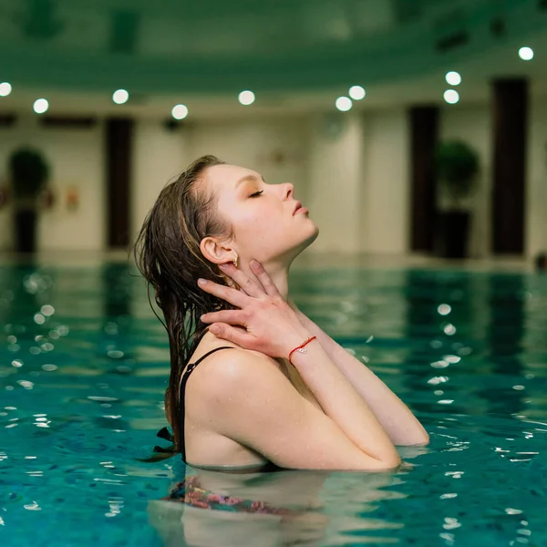 Portret Van Een Mooie Vrouw Badmode Ontspannen Een Zwembad Spa — Stockfoto