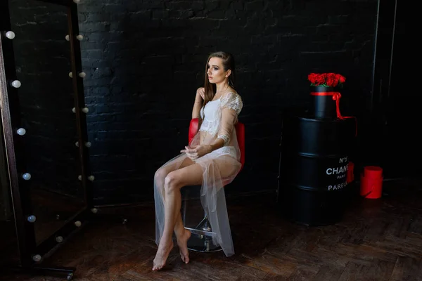 Çamaşırlı Güzel Bir Kadının Sanat Odası Moda Fotoğrafı Mükemmel Vücut — Stok fotoğraf