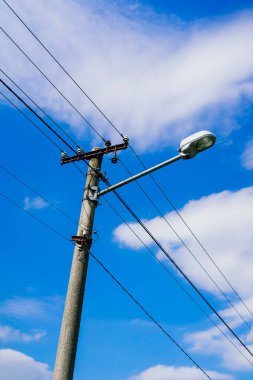 Gökyüzü arka planında elektrik iletim hatları, bir sonbahar alanı