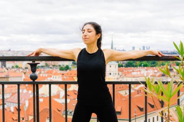 Olgun Asyalı kadın parkta yoga yapıyor. Yaşam tarzı uygunluğu ve sağlıklı olma kavramı.