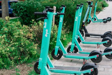 Bratislava, Slovakya - 11.17.2021. Halka açık elektrik kickboard 'u, sokakta scooter' ların park yeri.