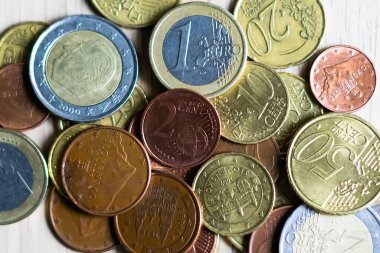 Euro sikkeleri kompozisyonu kapatır, paranın farklı değerleri