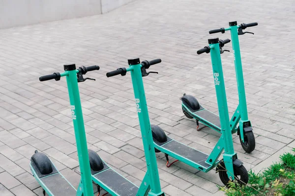 Bratislava, Slovakya - 11.17.2021. Halka açık elektrik kickboard 'u, sokakta scooter' ların park yeri.
