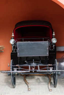 Eski ahşap tekerlekler tamir için hazır.