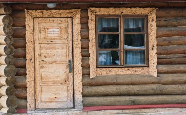 Süslü bir bahçede güzel, yeni ahşap bir ev.
