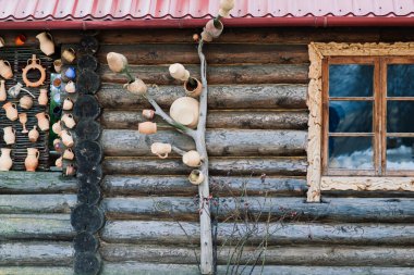 Süslü bir bahçede güzel, yeni ahşap bir ev.