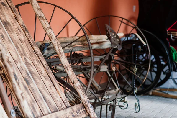 修理の準備ができてコーチの古い木製の車輪 — ストック写真