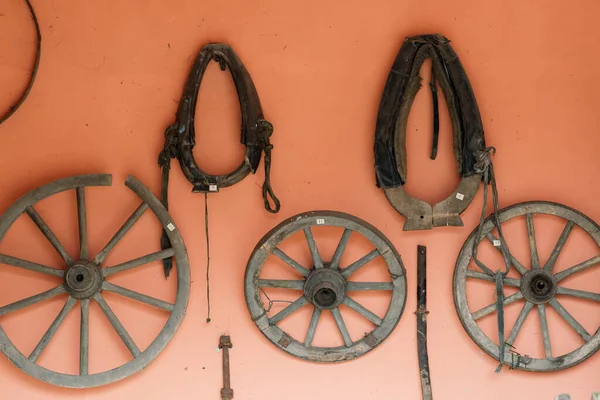 修理の準備ができてコーチの古い木製の車輪 — ストック写真