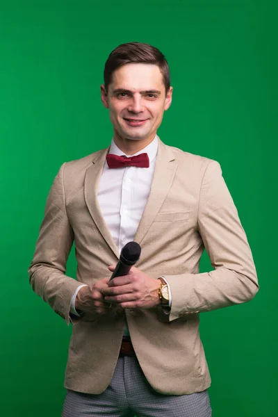 Portré Professzionális Férfi Riporter Gazdaság Mikrofon Elszigetelt Fehér Zöld Háttér — Stock Fotó