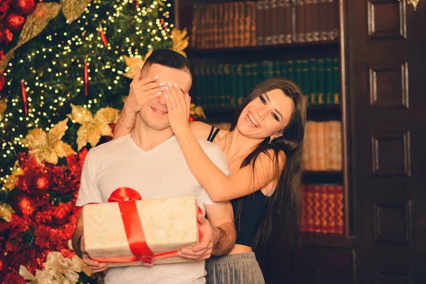 Boyfriend Looks His Christmas Gift While His Girlfriend Give Him — Foto Stock