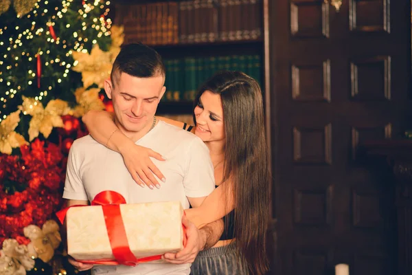 Boyfriend Looks His Christmas Gift While His Girlfriend Give Him — Foto Stock