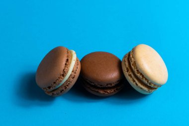 Renkli pasta makaronu ya da mavi arka planda badem kurabiyesi. Düz konum, üst görünüm, kopyalama alanı